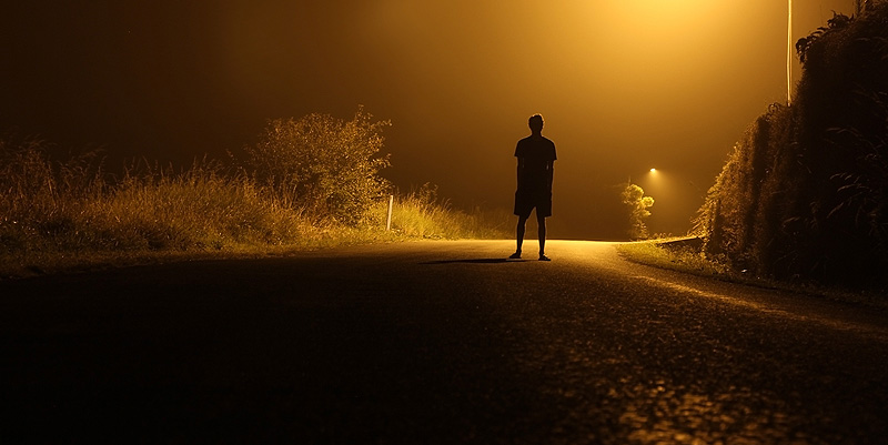 illustration de Est-il autorisé de marcher la nuit au bord de la route ?