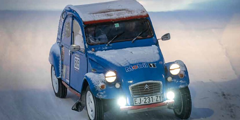 2 CV chevronnés sur route glacée