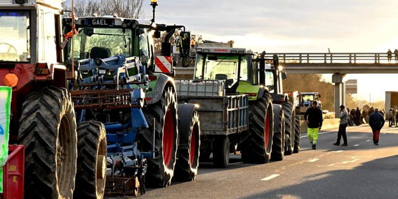 A63 : les agriculteurs bloquent la circulation