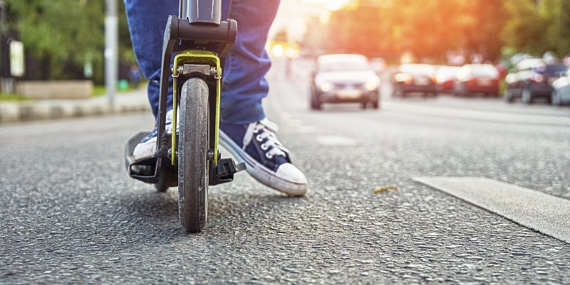 Flashé alors qu’il roulait à 57 km/h à trottinette