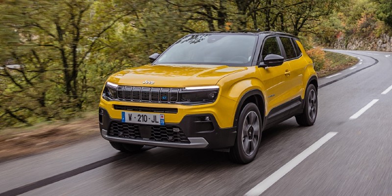 illustration de Jeep Avenger, franchisseuse de trottoirs