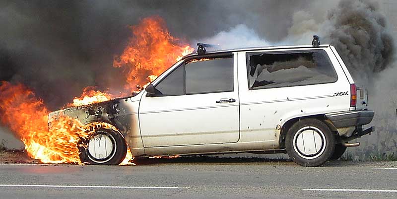 Véhicule en feu et incendie de végétation