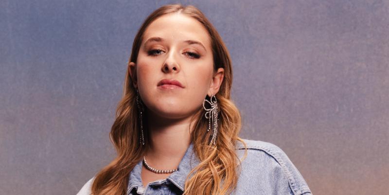 illustration de Helena se dévoile dans ''Hélé'', un premier album à cœur ouvert