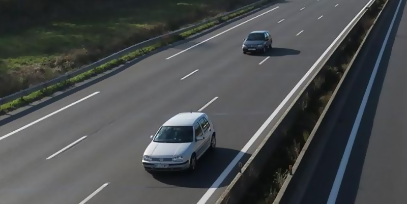 Rouler sans arrêt au milieu, c'est interdit !