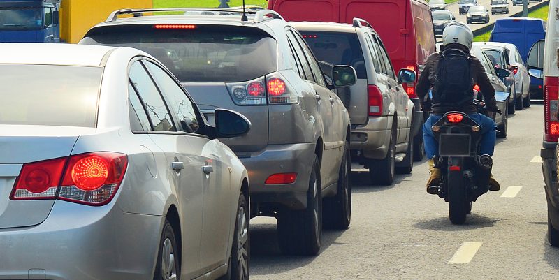 Deux-roues et remontée inter-files, que dit la loi ?