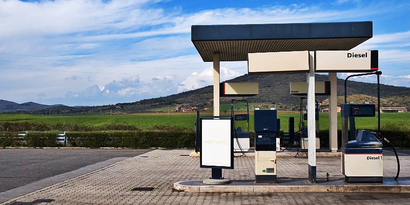 Face aux déserts pétroliers, les stations communales