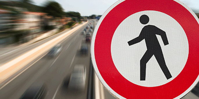 Piéton sur l'Autoroute