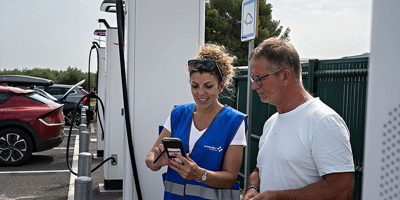 Plus d'angoisse aux bornes électriques grâce aux gilets bleus