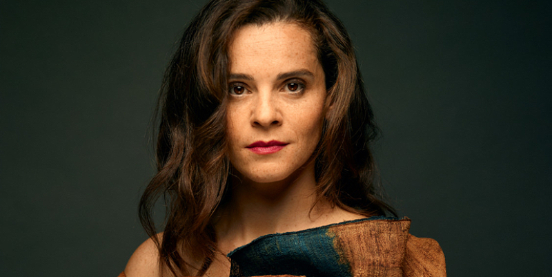 Noëmi Waysfeld chante des poèmes 