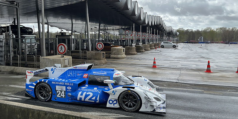 illustration de Une voiture de course à hydrogène parcourt quelques kilomètres sur l'autoroute