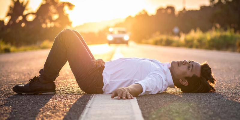 Que risque un automobiliste après avoir percuté un piéton allongé sur la route ?