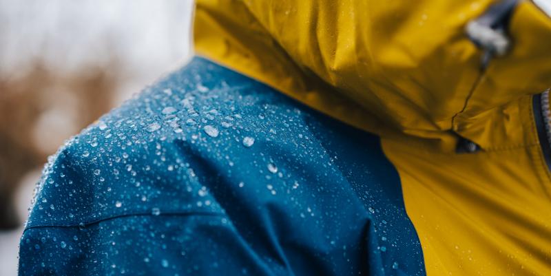 Vestes de randonnée : des modèles sans PFAS efficaces contre la pluie ?