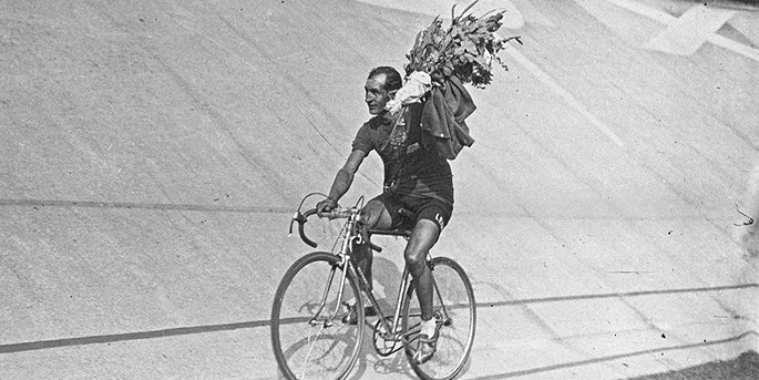 "Un vélo contre la barbarie nazie", l'incroyable destin du champion Gino Bartali d'Alberto Toscano
