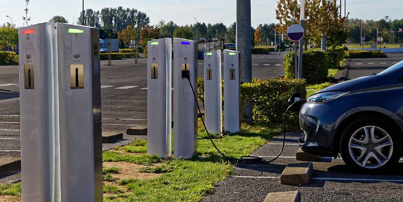Plus de bornes de recharge électrique sur la route