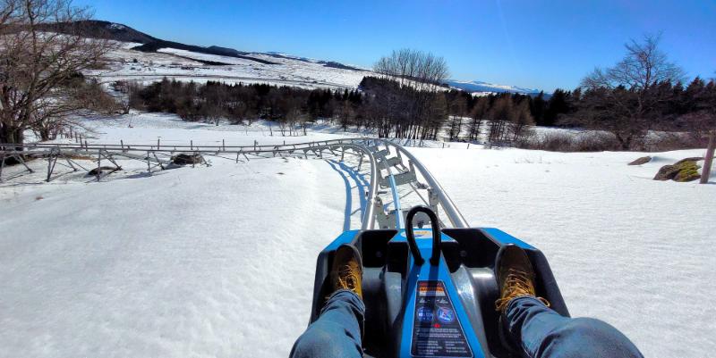Les joies de la luge : plusieurs parcours à Super Besse pour s'amuser en famille 