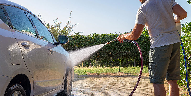 Lavage de voiture : les bons usages pour éviter une amende et préserver l'environnement
