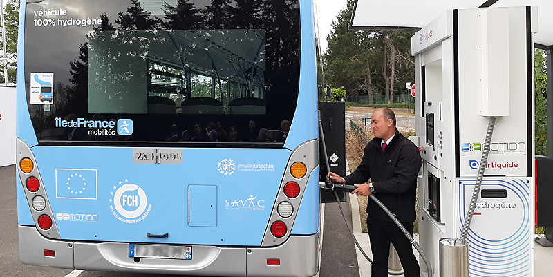 illustration de Des bus qui rejettent de la vapeur d'eau !