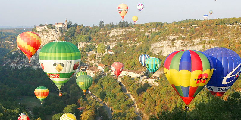 Des montgolfières dans le ciel de Rocamadour