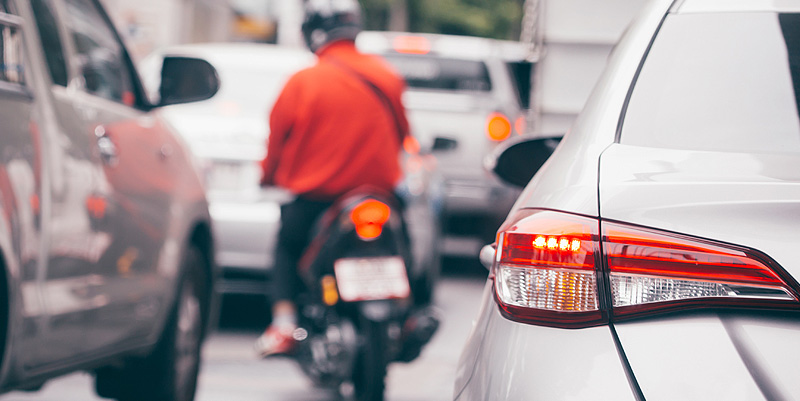 illustration de Les deux-roues sont-ils autorisés à remonter entre les files ?