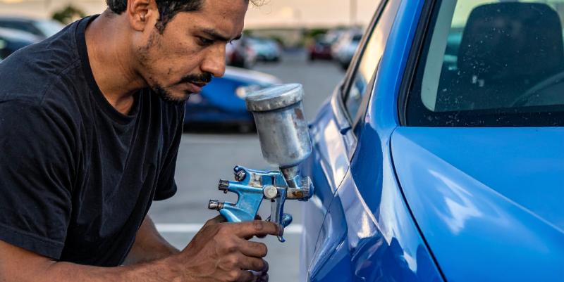 Peut-on repeindre sa voiture sur un parking ?