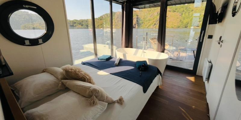 Nuit insolite : aventure flottante dans un house-boat, aux portes de Saint-Étienne