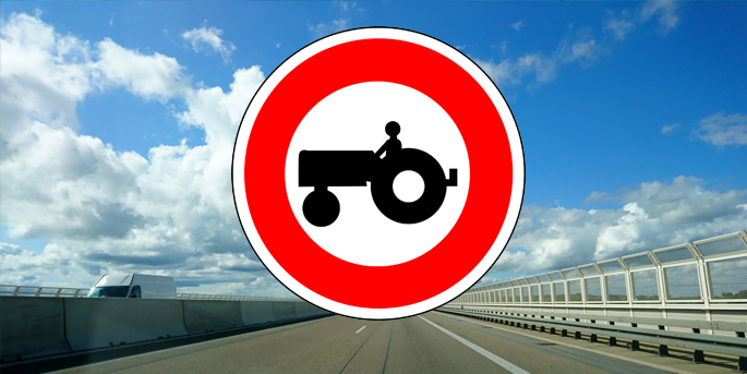 Moissonneuse sur l'autoroute