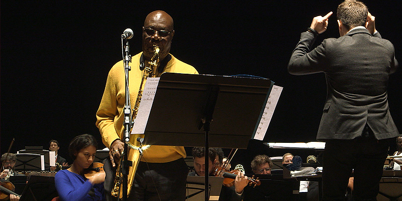 Manu Dibango se la joue symphonique