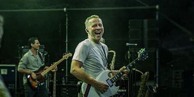 L'artiste revient sur le devant de la scène avec une grande tournée et un album best of.