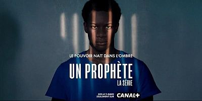 La série se déroule dans un Marseille contemporain et propose un récit distinct du film d’origine.