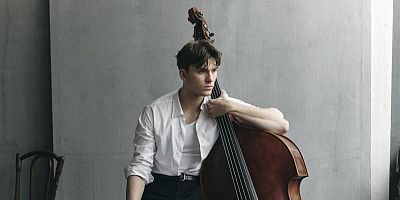 C'est la première fois qu’un contrebassiste classique signe un contrat avec une major.