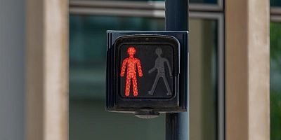 Feu rouge piéton : peut-on passer s’il n’y a pas de voiture ?