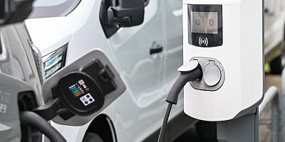 Un camion utilitaire électrique en charge