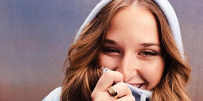 La chanteuse a marqué l'année 2025, avec un 1er album à succès et de multiples récompenses reçues.