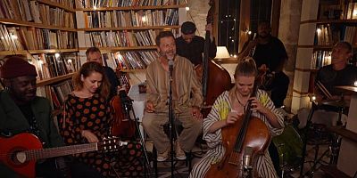 Christophe Maé chante "La lune" dédiée aux mamans et annonce son futur album avec une live session