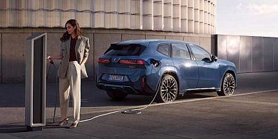 Le BMW iX3 franchit le seuil symbolique des 500 km d’autonomie électrique sur autoroute.