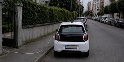 Recharger sa voiture électrique sur la voie publique avec un câble domestique est-il autorisé ?