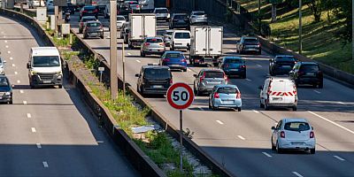 Les 50 cm³ sont-ils autorisés sur le périphérique parisien où la vitesse est limitée à 50 km/h ?