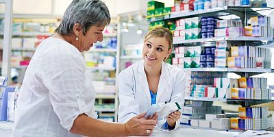 Le pharmacien assure un accompagnement personnalisé afin d'éclairer un patient sur son traitement.